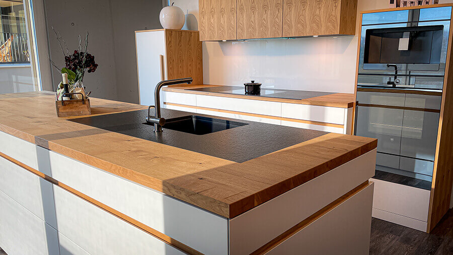 Bild einer neuen Küche mit Holz